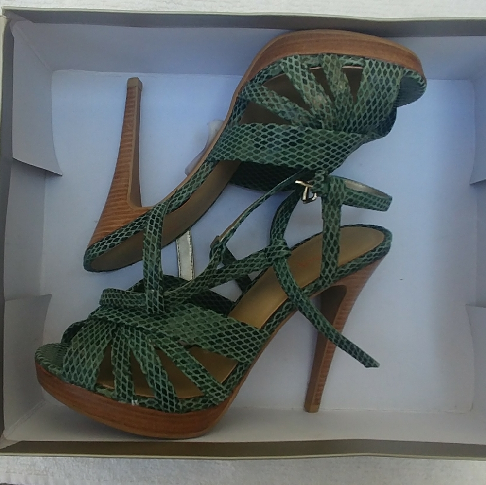 Shoes - Picture 2 of 5